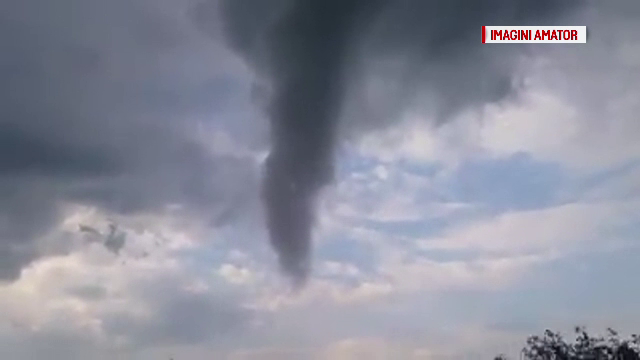 Dezastru in Ialomita dupa o tornada care a smuls peste 100 de copaci. Vantul a atins la rafala 90 de km/h