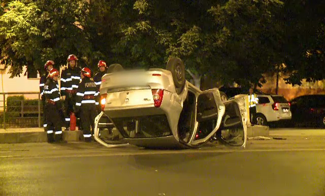 Trei tineri care circulau cu viteza s-au rasturnat cu masina si au ajuns la spital. Ce pagube au produs