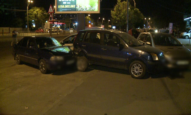 6 masini avariate in Capitala, dupa ce o soferita a lovit bordura unui refugiu de tramvai
