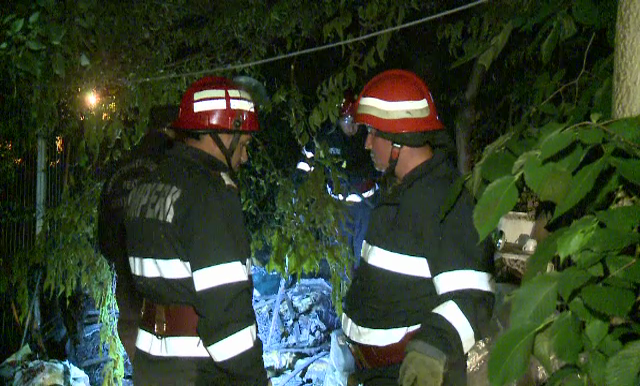 Noapte alba pentru locuitorii sectorului 2 din Capitalei, dupa ce un adapost improvizat a luat foc, amenindandu-le locuintele