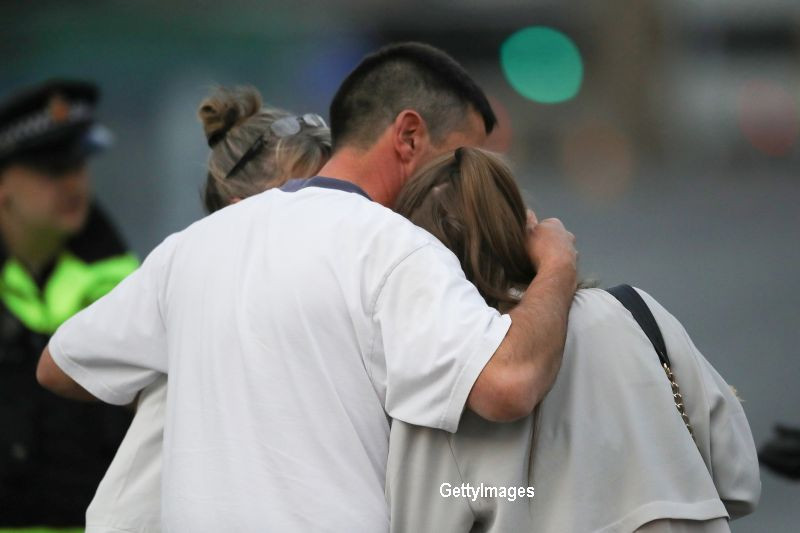 Parintii disperati isi cauta copiii disparuti in urma exploziei de la Manchester Arena. Martor: "Alergau fanatic"