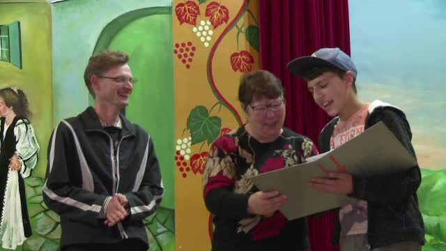 Mai multi sateni vor sa puna in scena o piesa muzicala de teatru din anii '50: "Cum sa fie, ca un Alain Delon de Rasinari"