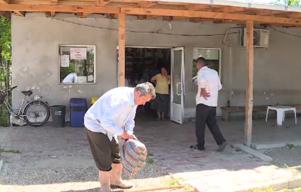 Romania rurala este rupta de serviciile bancare moderne. De ce prefera localnicii sa-si tina banii cash