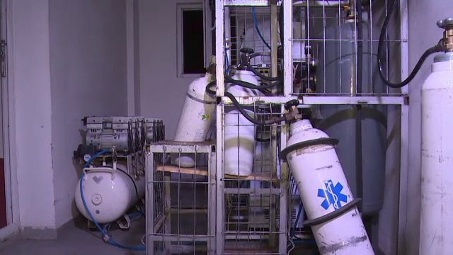 Un tub de oxigen a explodat in Vaslui, chiar cand soferul unei ambulante incerca sa il incarce. Barbatul a scapat nevatamat