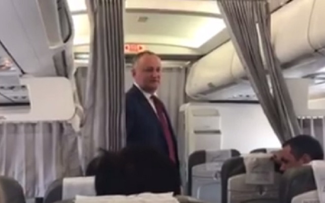 Igor Dodon s-a dat in spectacol, in avion, la intoarcerea din Turcia. Ce a facut presedintele moldovean