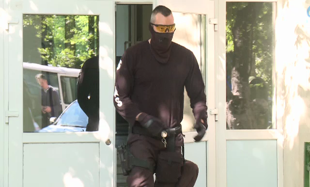 Politistii de la Omoruri au facut perchezitii in Regie. Ce au aruncat suspectii pe geam cand i-au vazut pe anchetatori