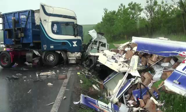 Trei oameni raniti intr-un accident pe E85. Cum a ajuns inghetata imprastiata pe marginea drumului