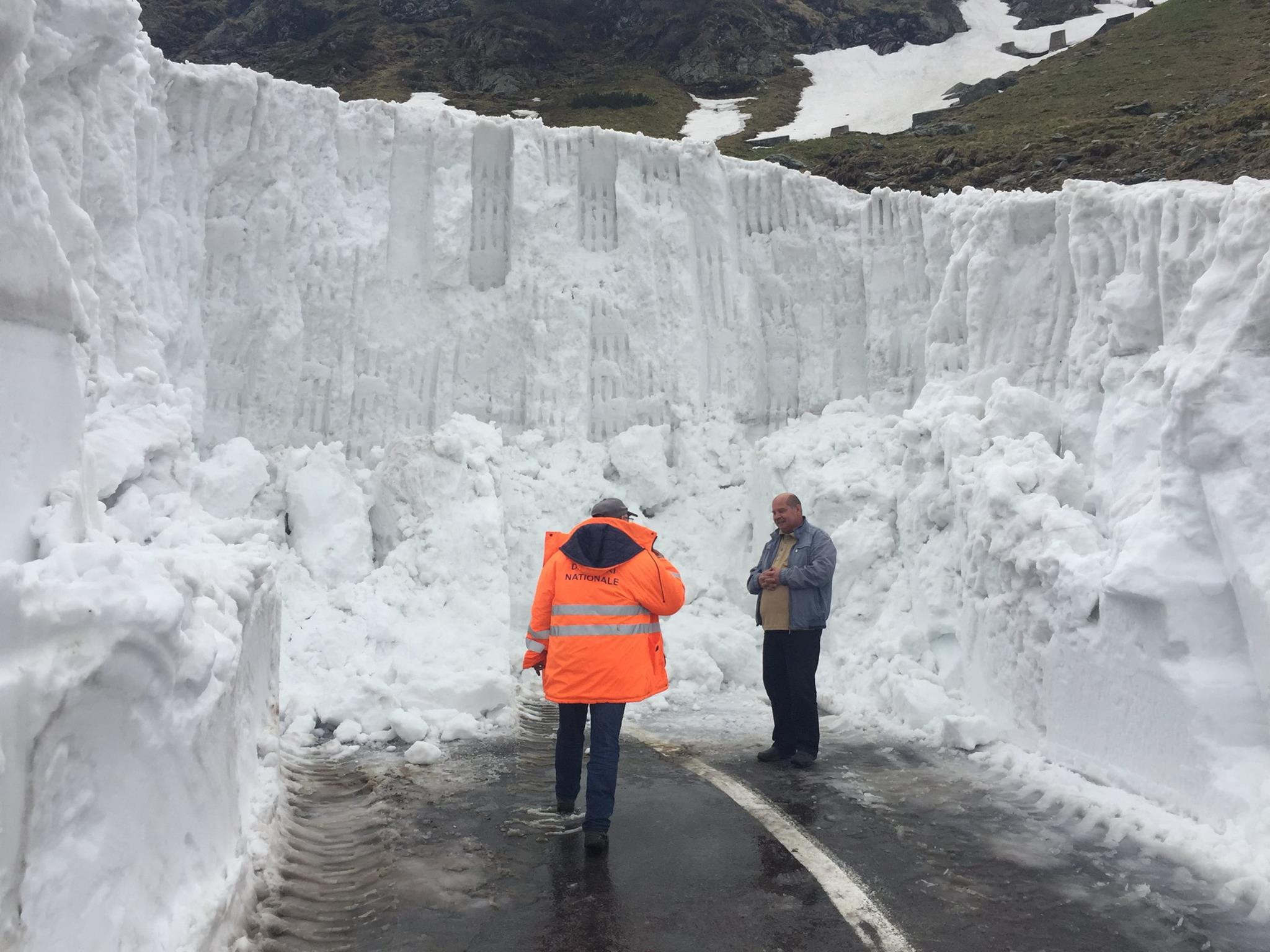 Zapada de pe Transfagarasan are 5 metri inaltime, desi e sfarsitul lunii mai. CNAIR pregateste soseaua pentru redeschidere
