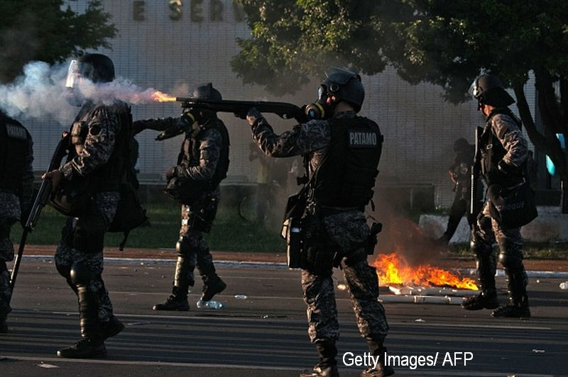 Proteste in Brazilia. Presedintele a cerut armatei sa intervina, dupa ce manifestantii au patruns in cladirile ministerelor