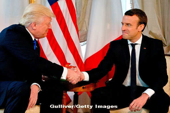 Reuters: Prima strangere de mana intre Trump si Macron a fost o adevarata inclestare. Cine a cedat primul. VIDEO