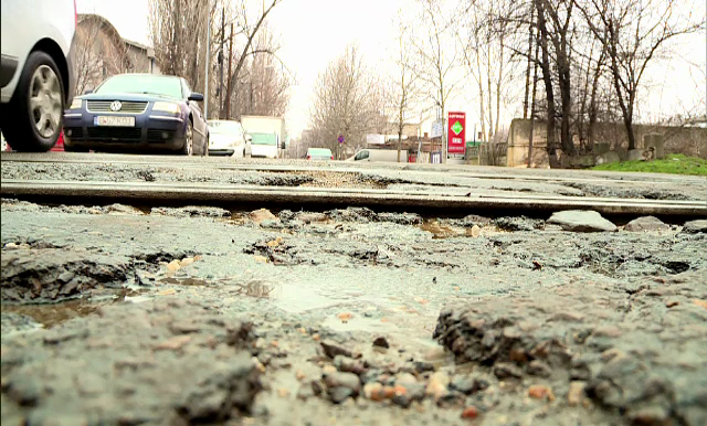 Milioane de euro cheltuite pe drumuri care se distrug dupa o iarna. Ce s-a vazut in laborator la o bucata rupta de asfalt