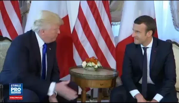 Prima strangere de mana intre Trump si Macron a fost o adevarata inclestare