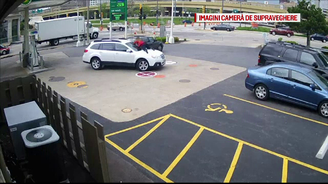 Un hot a incercat sa ii fure masina unei femei, dar s-a facut de ras. Ce s-a intamplat cand soferita s-a urcat pe capota