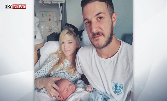 Sentinta controversata in Marea Britanie. Ce ii obliga judecatorii pe parintii unui bebelus tinut in viata numai de aparate