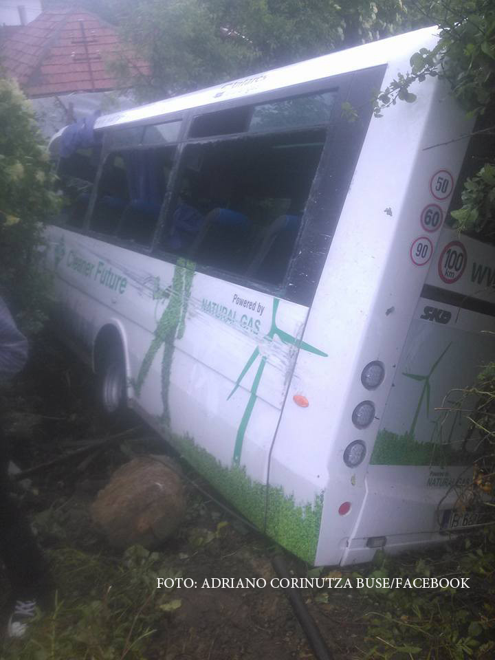 Accident grav intre Ramnicu Valcea si Calimanesti. Un autocar a intrat intr-o casa din cauza vitezei