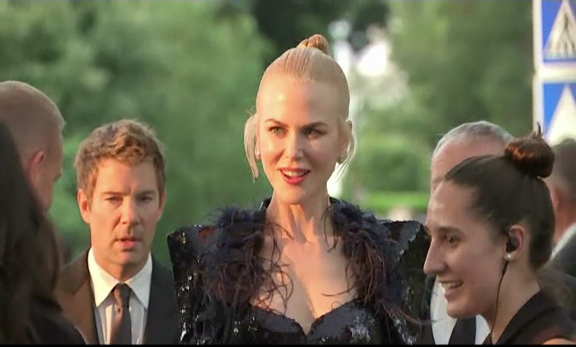 Vedetele invitate la festivalul de la Cannes si-au dat intalnire la traditionala gala amfAR. Suma stransa la licitatie