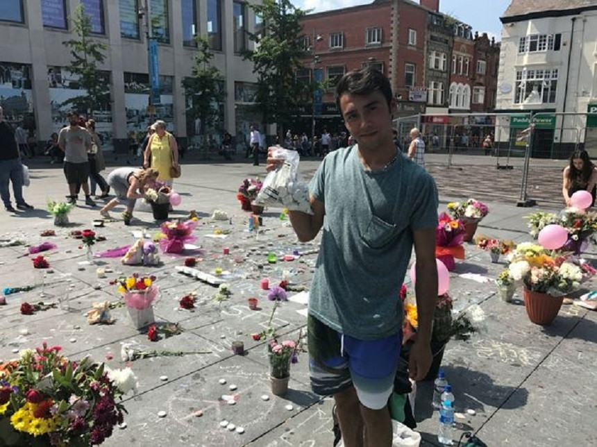 Un roman doarme in strada la Liverpool pentru a pazi lumanarile si florile depuse in memoria victimelor de la Manchester