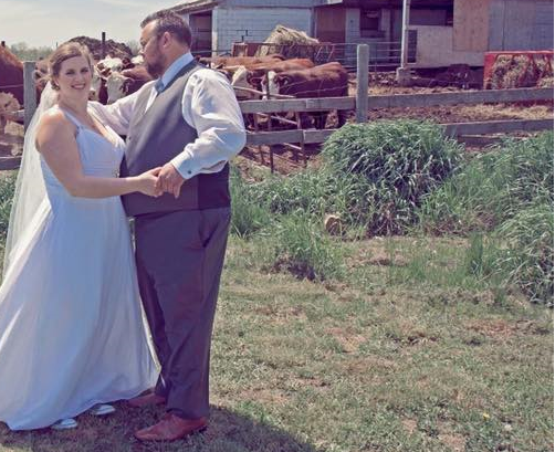 Fotografia de nunta facuta la o ferma devenita un viral pe net. Ce se intampla in spatele mirilor. FOTO