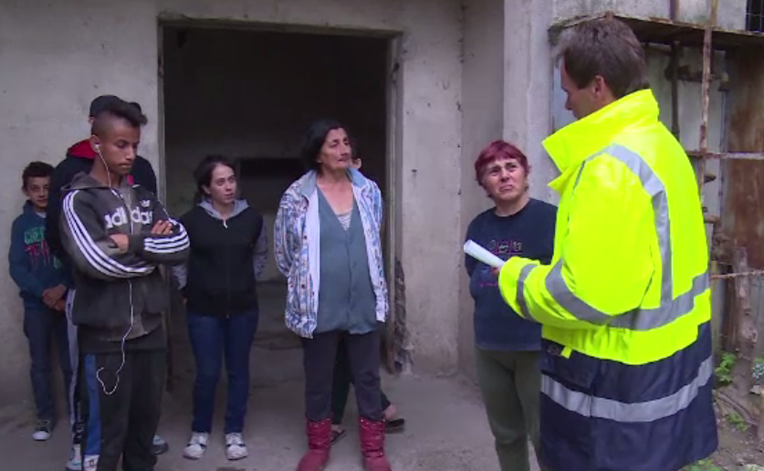 20 de familii din Fieni, Dambovita, risca sa ajunga in strada. Proprietarul cladirii risca executarea silita