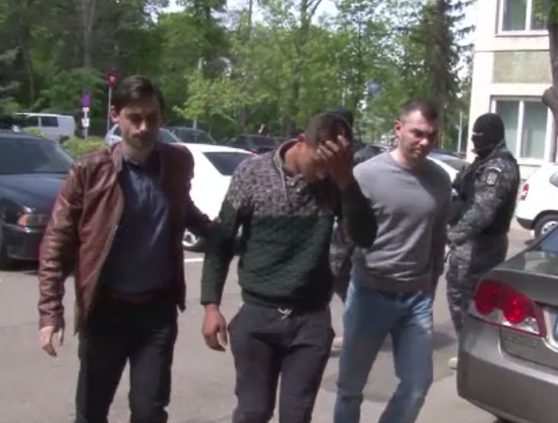 Doi tineri din Suceava risca 10 ani de inchisoare dupa ce au batut si jefuit doi pensionari. Ce au facut cu banii furati