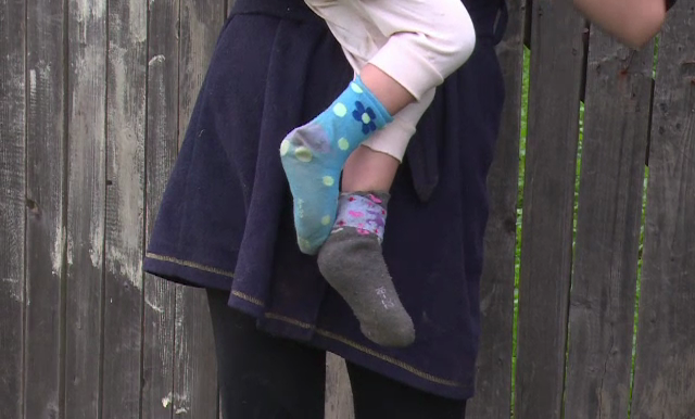 Doi copii din Prahova, care cresc aproape salbaticiti, rabda de foame si mananca din gunoaie. In ce stare e mama micutilor