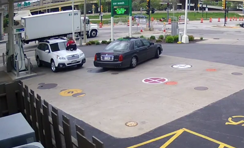 Si-a atras admiratia internetului dupa ce a impiedicat un hot sa-i fure masina. Cum l-a facut sa-si abandoneze planul. VIDEO