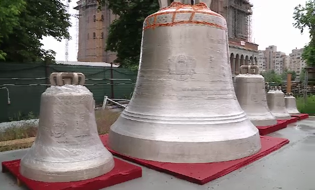 Clopotele de la Catedrala Neamului, cu chipul Patriarhului Daniel, au ajuns in Capitala. Cat au costat si ce dimensiuni au