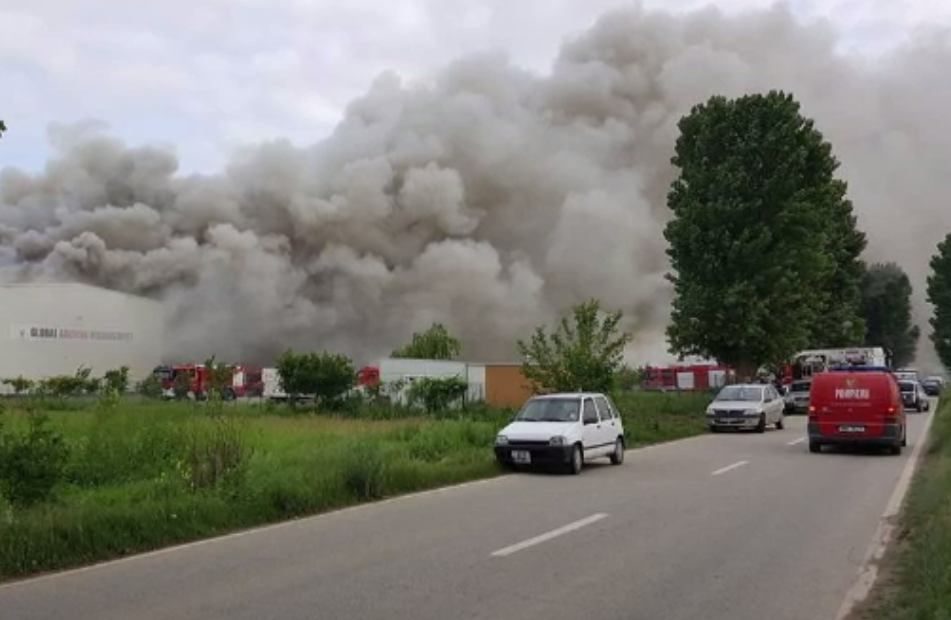 Incendiu violent la o hala din Ilfov, in care este depozitata o arhiva. Interventia pompierilor, ingreunata de vant