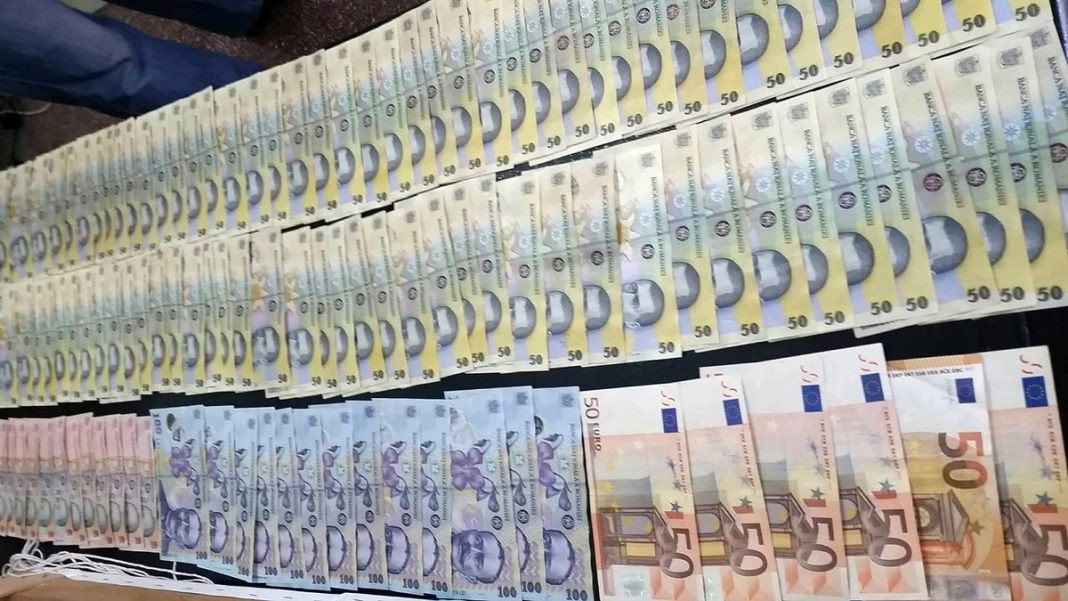 Un jandarm a gasit o punga cu 7.500 de lei pe o strada din Bacau. Ai cui erau banii