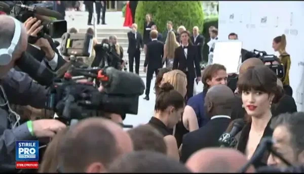 Vedetele invitate la festivalul de la Cannes si-au dat intalnire la traditionala gala amfAR. Suma stransa la licitatie