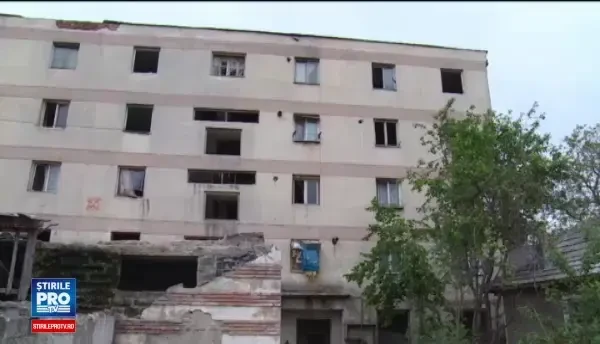 20 de familii din Fieni, Dambovita, risca sa ajunga in strada. Poprietarul cladirii risca executarea silita
