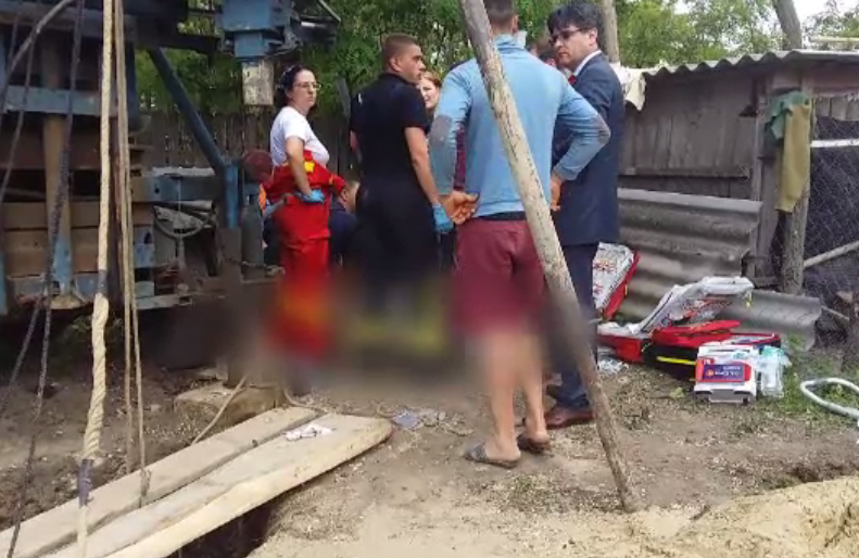 Sfarsit brutal pentru un tanar de 23 de ani din Vaslui. A murit strivit de un mal de pamant cand a coborat intr-un put