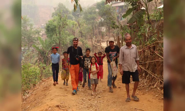 Trei scoli construite in Nepalul devastat de cutremure cu banii dintr-o campanie sustinuta de alpinistul Alex Gavan