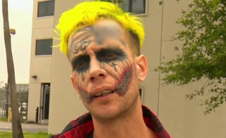 Si-a tatuat fata pentru a semana cu Joker din Batman. Ce a facut pe strada incat politia a fost chemata imediat