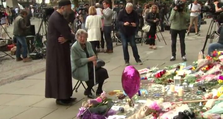 Un musulman si o evreica plang impreuna mortii din Manchester. Povestea din spatele imaginilor vazute ca simbol al sperantei