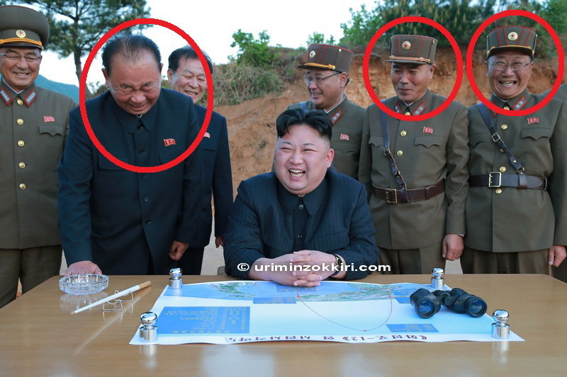 Starurile lui Kim Jong Un. Cine sunt de fapt cei trei barbati pozati mereu alaturi de el