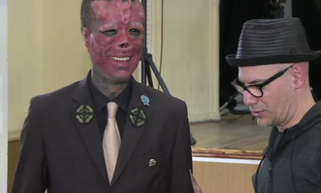 Cei mai cunoscuti artisti tatuatori din lume sunt in vizita la Sibiu. Cum si-a transformat chipul un tanar artist