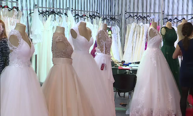 Greenery, culoarea anului 2017, predomina la targul de nunti de la Romexpo. Ce accesoriu inlocuieste voalul traditional