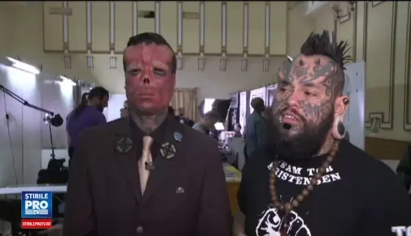 Cei mai cunoscuti artisti tatuatori din lume sunt in vizita la Sibiu. Cum si-a transformat chipul un tanar artist