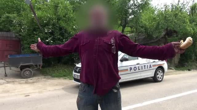 Crima intr-o comuna din Bacau: "M-am dus sa dau mancare la porc si am vazut sange aici in fata"