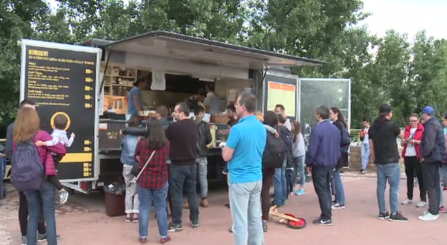 Parcul IOR din Bucuresti s-a transformat intr-o bucatarie in aer liber. Specialitatile cu care au fost asteptati gurmanzii