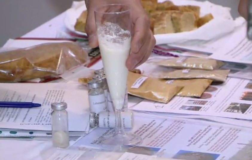 Iaurt sub forma de praf in plic sau paine cu resturi de la rosii, la un targ de inventii alimentare din Iasi