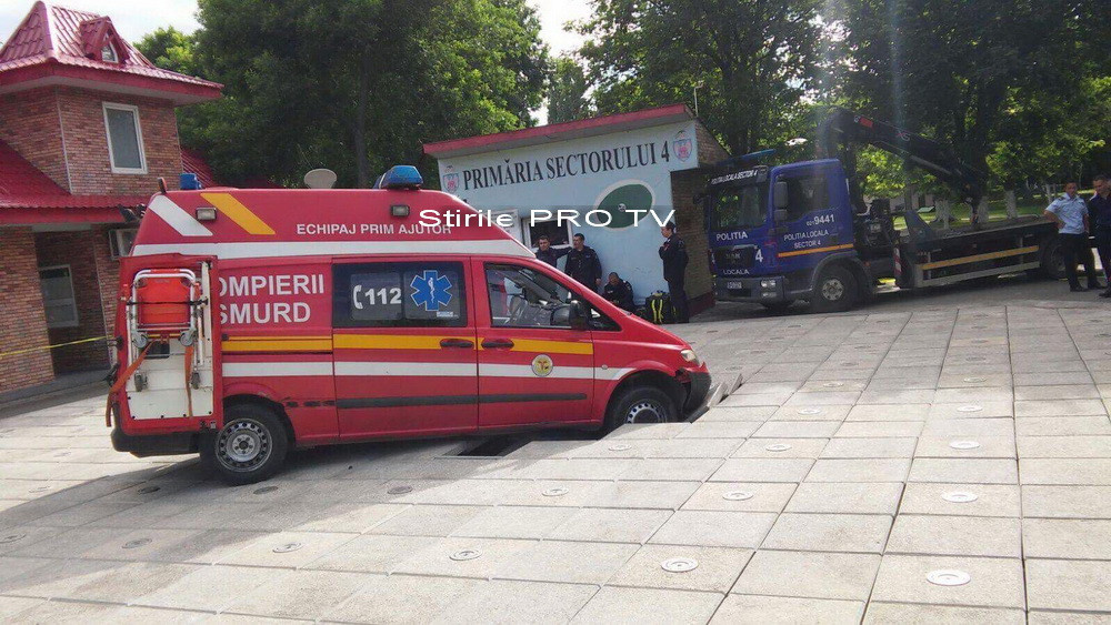 Trotuarul din Oraselul Copiilor, din sectorul 4 al Capitalei, s-a surpat cu tot cu o ambulanta SMURD. GALERIE FOTO
