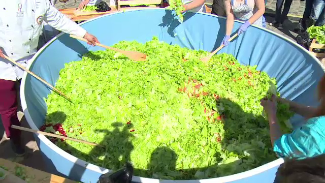 Salata uriasa, preparata intr-un vas de 2.000 de litri, in Cetatea Oradei. Ce au gasit vizitatorii la targul de produse eco