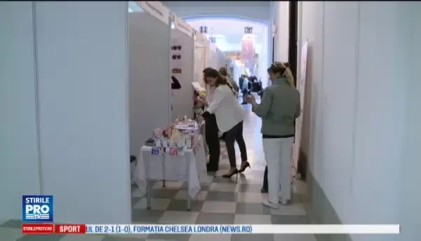 Iaurt sub forma de praf in plic, sau paine cu resturi de la rosii, la un targ de inventii alimentare din Iasi