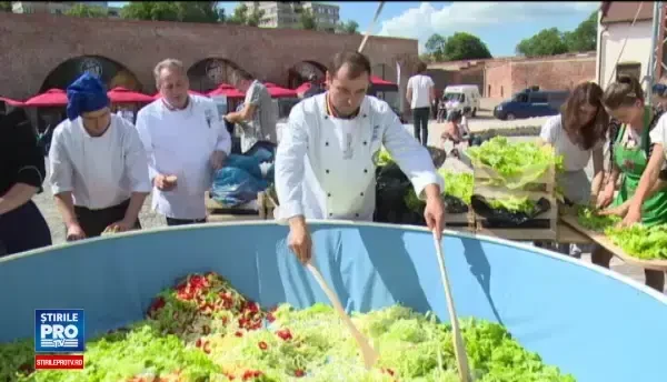 Salata uriasa, preparata intr-un vas de 2.000 de litri, in Cetatea Oradei. Ce au gasit vizitatorii la targul de produse eco