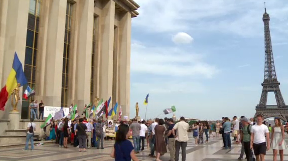 Protest in Paris, inaintea vizitei lui Vladimir Putin. Drapele romanesti, fluturate: "Putin nu uita, Europa nu-i a ta"