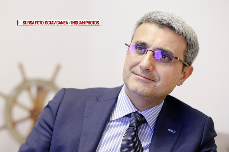 Candidatul PMP pentru postul de primar general al Bucurestiului, Robert Turcescu, pozeaza pentru un portret, la sediul partidului Miscarea Populara,