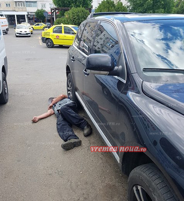 Un sofer din Barlad a descoperit un barbat beat dormind sub masina lui. Cum a rezolvat situatia. VIDEO