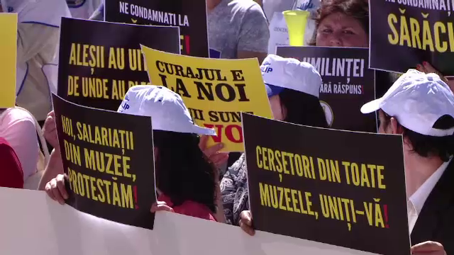 Dezamagiti ca nu vor avea salarii mai mari de la 1 iulie, profesorii din Iasi si Buzau au iesit in strada sa protesteze